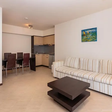 Tarsis Club & Aquapark מלון 4*